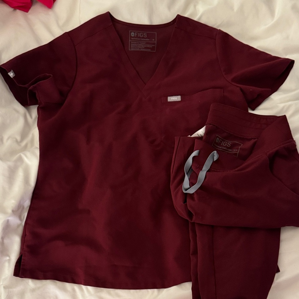 Figs Women's Catarina Scrub Top (M) and Zamora Jogger Pants (M/P) in Wine
